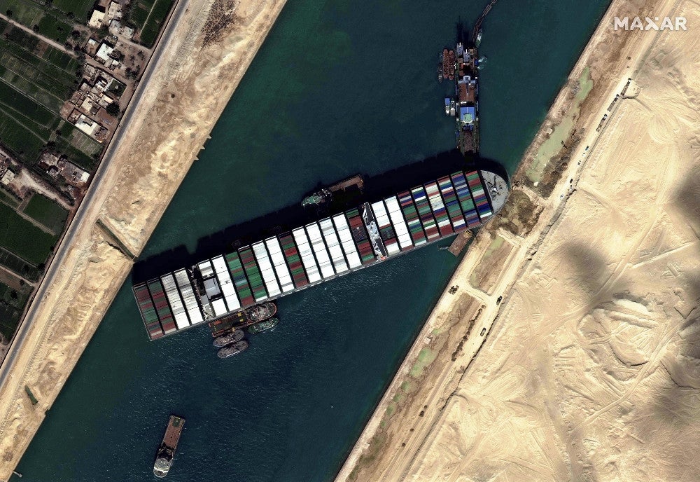 座礁した大型船（スエズ運河）